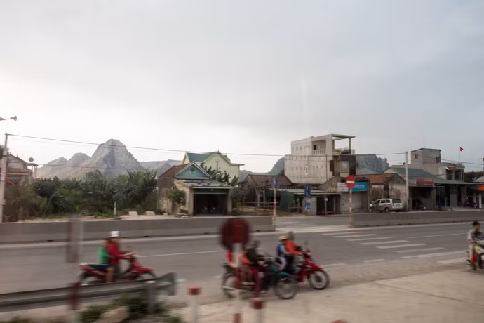 "Trong một lần trở về Việt Nam, chúng tôi đi tàu đêm từ Đà Nẵng đến Hà Nội, lần này trên chuyến tàu SE4, nhanh hơn một chút và có ít điểm dừng hơn. Trên chuyến tàu này, chúng tôi đã ở trong 4 cabin giường mềm khá thoải mái, và được ngắm một số cảnh quan tuyệt vời". Ảnh: Almost Landing.