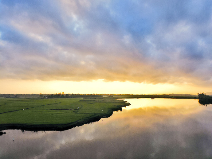 "Sau đó, chúng tôi đã thực hiện một chuyến tàu sáng sớm từ Nha Trang đến Đà Nẵng. Thật không may, chúng tôi không thể đặt ghế mềm mà phải ngồi ghế cứng trong toa tàu khá đông đúc. Hơi khó chịu, nhưng chúng tôi đã có dịp ngắm cảnh mặt trời mọc tuyệt đẹp trên mặt nước, và tôi sẽ không bao giờ quên nó". Ảnh: Almost Landing.