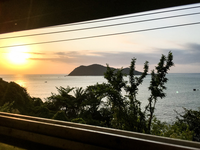 "Về thực phẩm, trên hầu hết các chuyến tàu, một xe đẩy sẽ đi qua sau một khoảng thời gian với cà phê và đồ ăn nhẹ có sẵn. Vào bữa tối trên chuyến tàu đêm, một chiếc xe sẽ đi qua với bữa ăn nóng, tuy nhiên chúng tôi đã chọn mang theo thức ăn của riêng mình. Có một vòi nước nóng trên toa nếu bạn muốn nấu mì gói". Ảnh: Almost Landing.