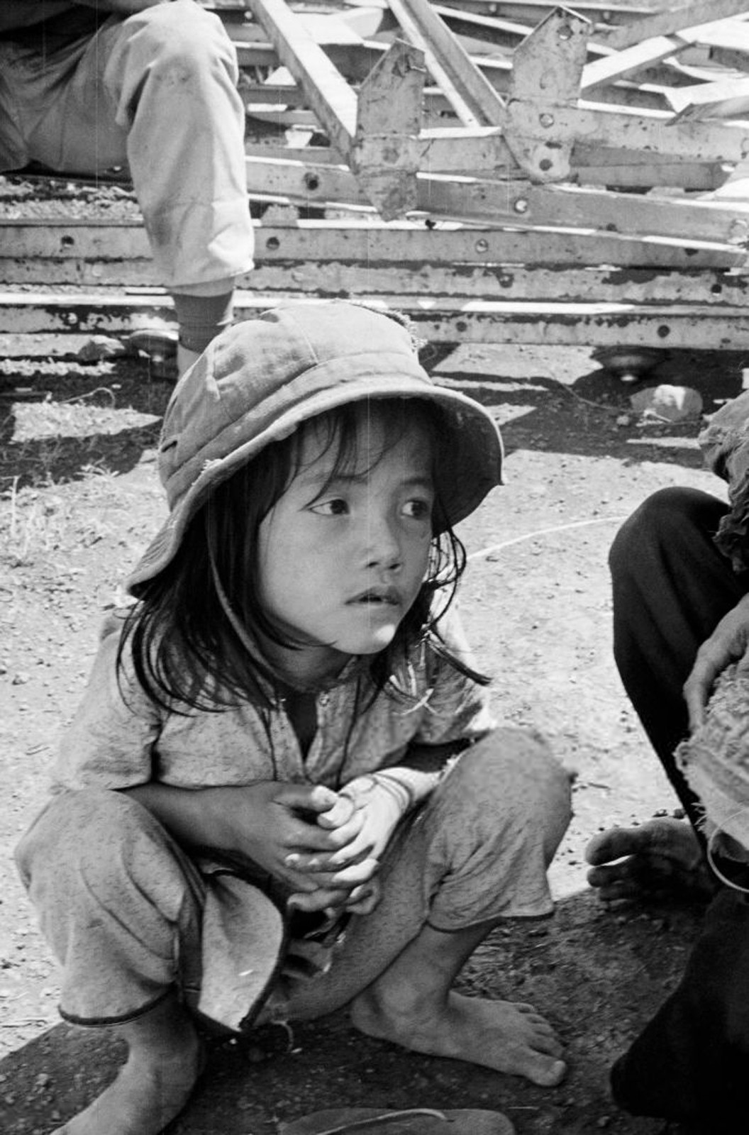 Bé gái Việt Nam trong đoàn người tản cư, 30/8/1968. Ảnh: Jean-Claude Sauer.