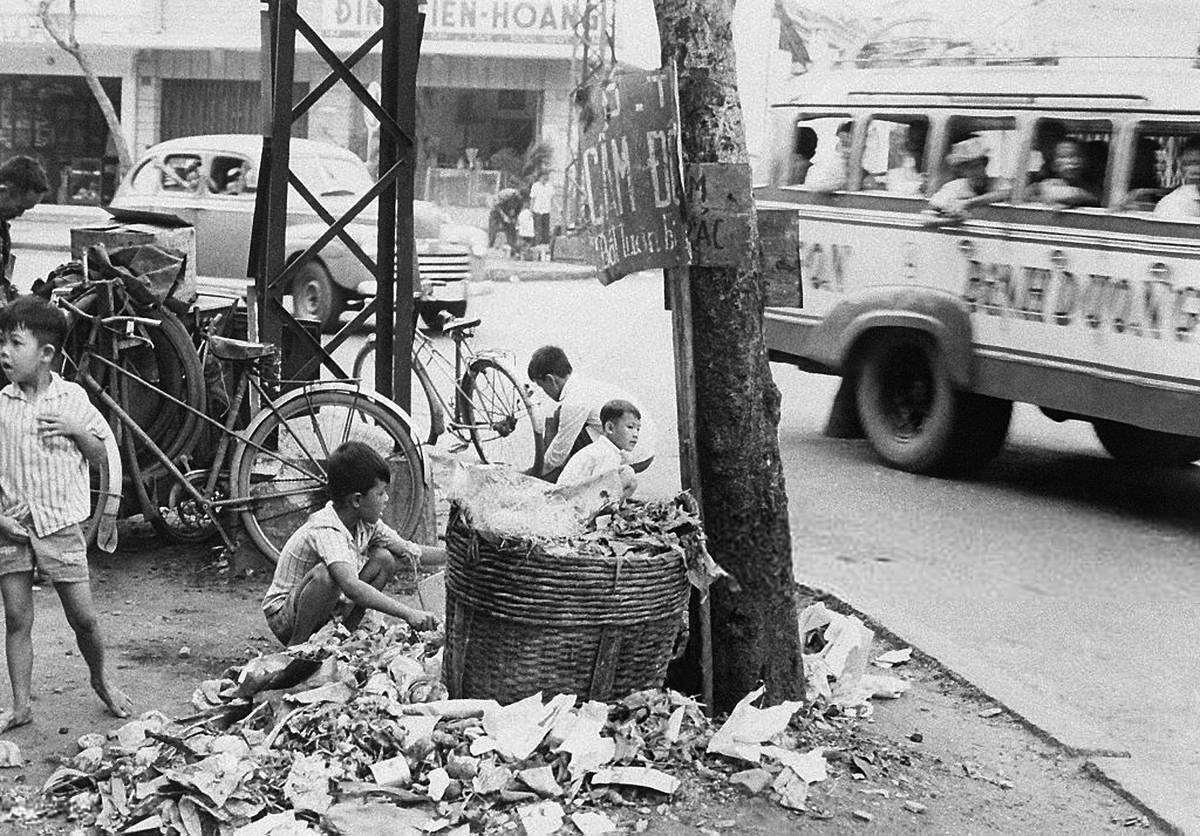 Trẻ em đường phố bới rác để kiếm sống ở ngã ba Đinh Tiên Hoàng -Nguyễn Văn Giai, Sài Gòn ngày 30/7/1965. Ảnh: Jean-Claude Sauer.