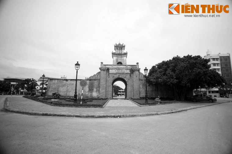 Nằm giữa hai tuyến đường Quang Trung và Lê Lợi ở trung tâm thành phố Đồng Hới, tỉnh Quảng Bình, Quảng Bình Quan là một cổng thành cổ án ngữ trên đường thiên lý Bắc Nam, thuộc hệ thống lũy Thầy, có từ thời Trịnh Nguyễn phân tranh 4 thế kỷ trước.