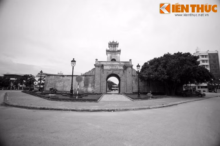 Nằm giữa hai tuyến đường Quang Trung và Lê Lợi ở trung tâm thành phố Đồng Hới, tỉnh Quảng Bình, Quảng Bình Quan là một cổng thành cổ án ngữ trên đường thiên lý Bắc Nam, thuộc hệ thống lũy Thầy, có từ thời Trịnh Nguyễn phân tranh 4 thế kỷ trước.