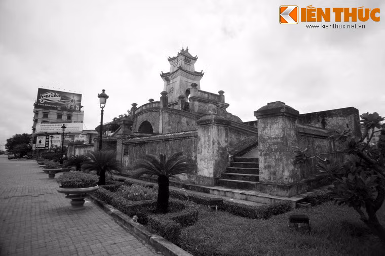 Năm 1825, vua Minh Mạng đã cho trùng tu Quảng Bình Quan và nâng cao thêm tầng tháp canh bằng gạch nung kiên cố.