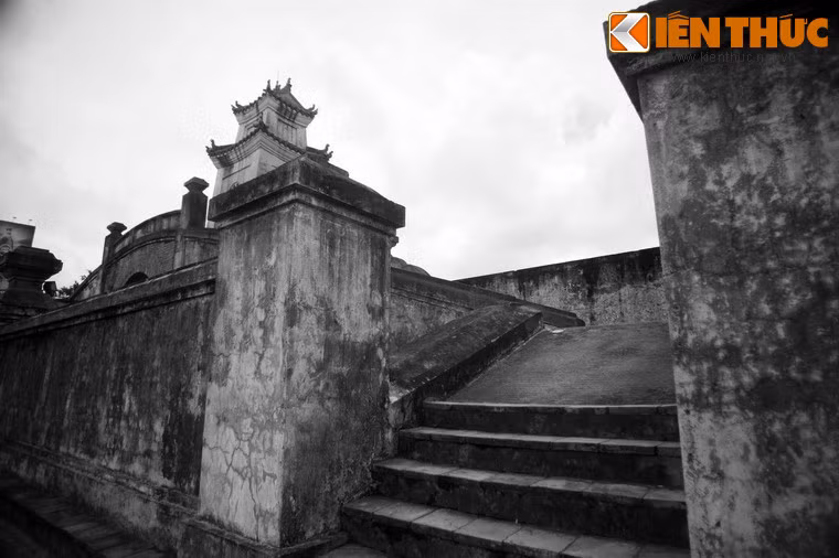 Theo những bậc cao niên, trước 1945, Quảng Bình Quan còn có hào ngoài thành, cầu gạch vòng qua hào và phía khoảng đất ở ngã ba phía trước còn có một miếu âm hồn trên một nghĩa địa lớn.