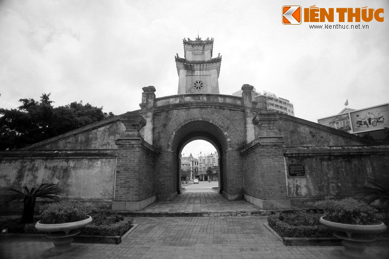 Sau đó, vua Minh Mạng cho đúc nổi hình ảnh Quảng Bình Quan vào Nghi Đỉnh của bộ Cửu Đỉnh đặt trước Thế Miếu trong Tử Cấm Thành Huế.