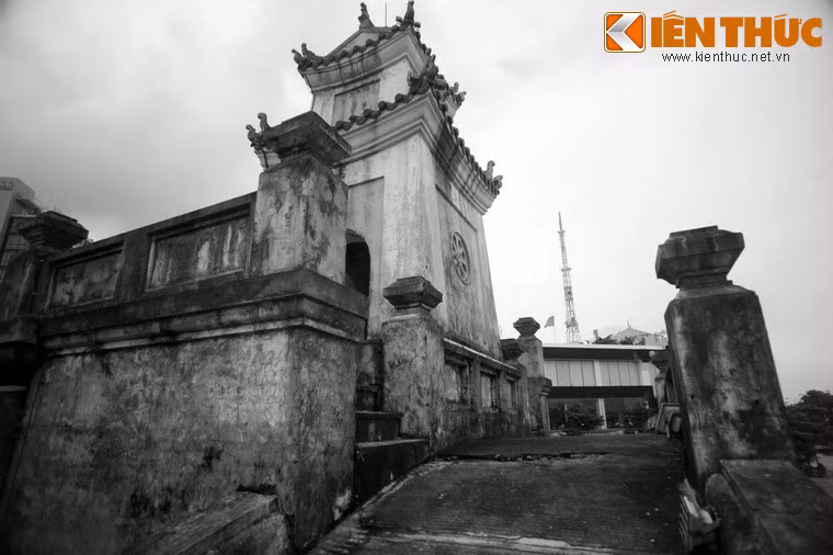 Cổng thành tuổi đời nhiều thế kỷ này đã bị quân đội Pháp phá hủy khi họ rút khỏi Đồng Hới năm 1954. Đến năm 1961, công trình được phục chế, tu sửa gần như nguyên bản.