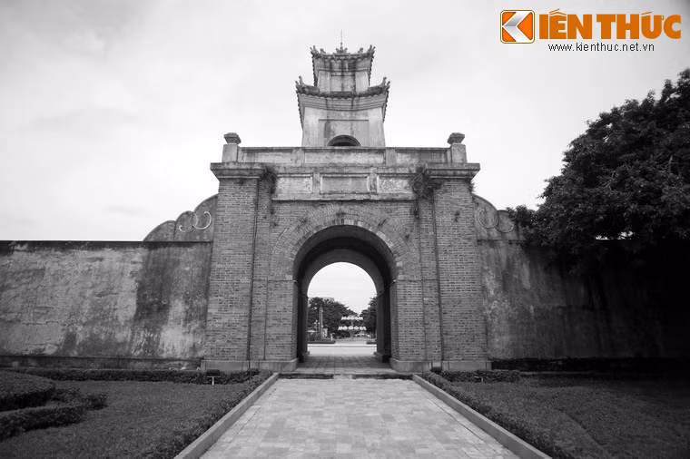 Sách Đại Nam Nhất Thống Chí chép về Quảng Bình Quan như sau: "Cửa quan dài hai trượng 1 thước, rộng hai trượng 5 thước; thành ngoài bảo vệ cửa quan dài 14 trượng 6 thước cao 3 thước, năm Minh Mệnh thứ (1826) xây gạch đá...".