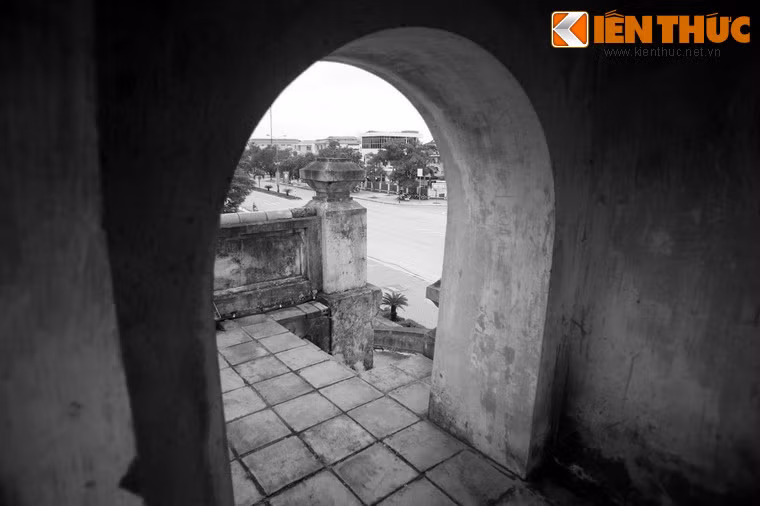 Các nhà nghiên cứu đánh giá, là trung tâm của hệ thống Lũy Thầy, Quảng Bình Quan được xây dựng theo một mô hình kiến trúc độc đáo, kết hợp hài hoà giữa chiến luỹ phòng ngự chiến đấu kiên cố vững chắc với một công trình kiến trúc nghệ thuật đặc sắc.