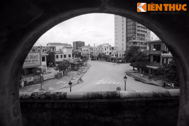 Ngày nay, nếu có dịp đi qua thành phố Đồng Hới, du khách không nên bỏ lỡ cơ hội ghé thăm Quảng Bình Quan, một chứng tích lịch sử đã ghi dấu nhiều sự kiện quan trọng của mảnh đất miền Trung.