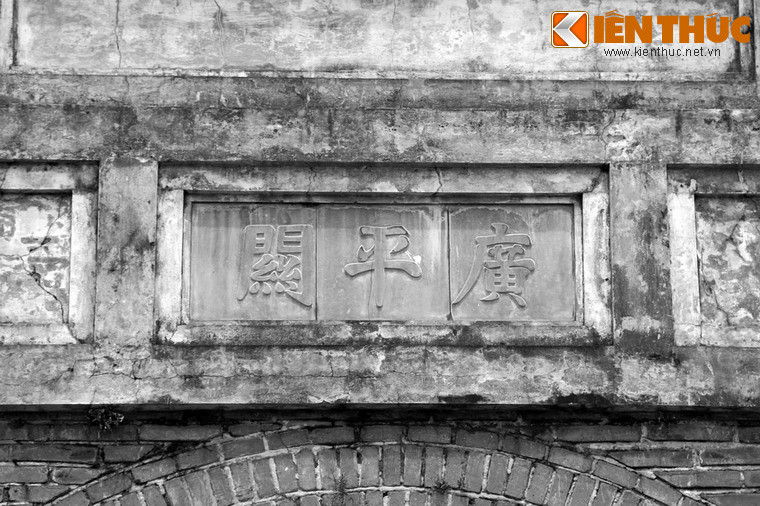 Nằm ở một vị trí chiến lược, Quảng Bình Quan có nhiệm vụ kiểm soát tuyến đường huyết mạch Bắc - Nam và đường vào dinh Quảng Bình thời chúa Nguyễn.