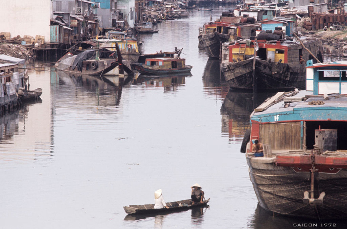 Chuyến đò ngang trên kênh rạch Sài Gòn. Ảnh: Patrice Habans.