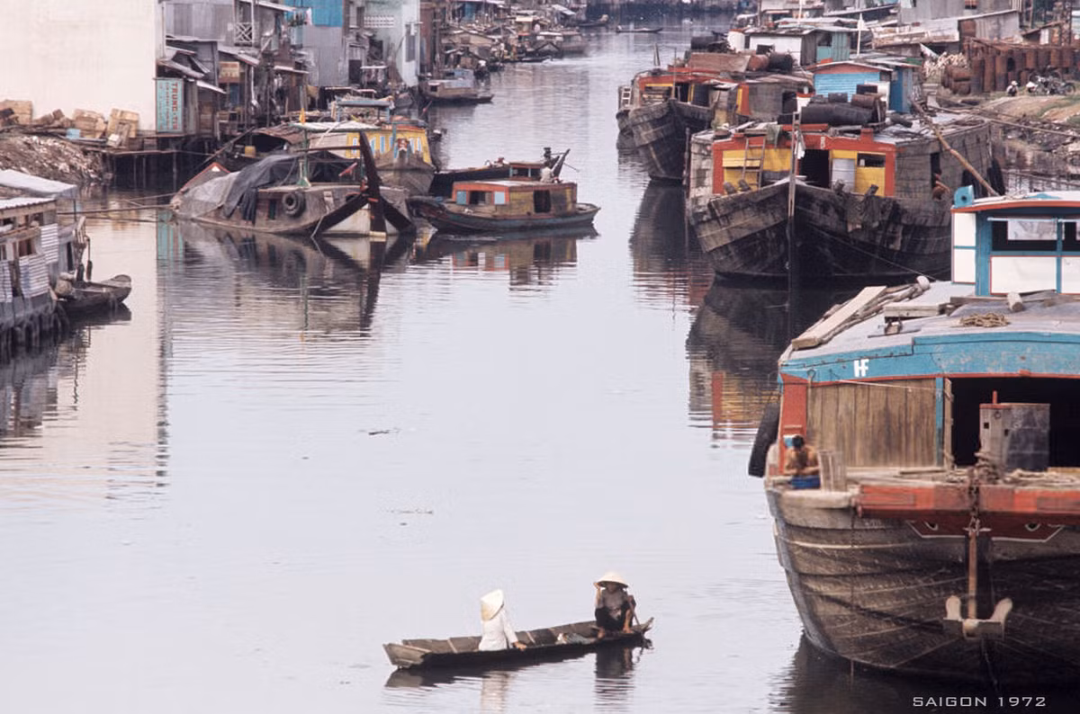 Chuyến đò ngang trên kênh rạch Sài Gòn. Ảnh: Patrice Habans.