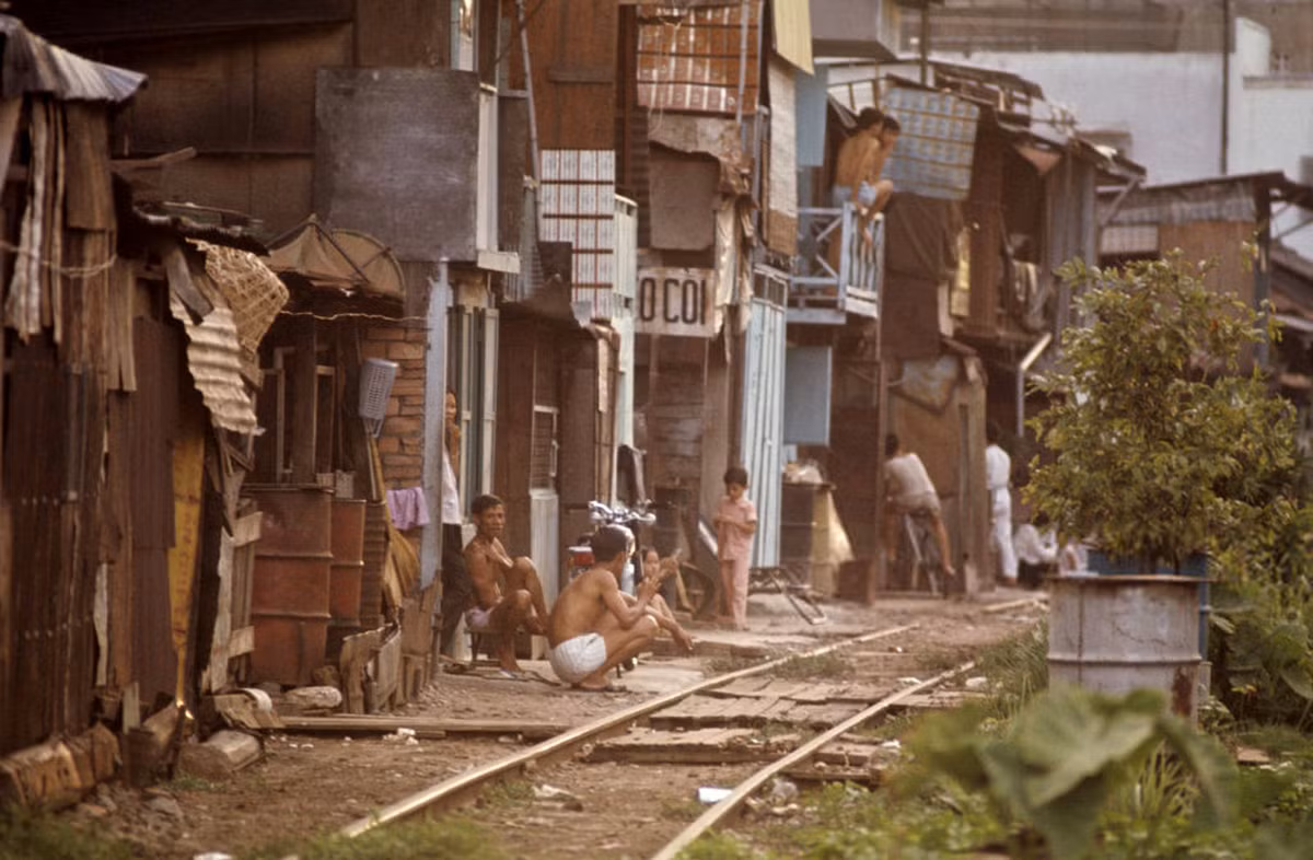 Khu ổ chuột ven đường tàu Sài Gòn. Ảnh: Patrice Habans.