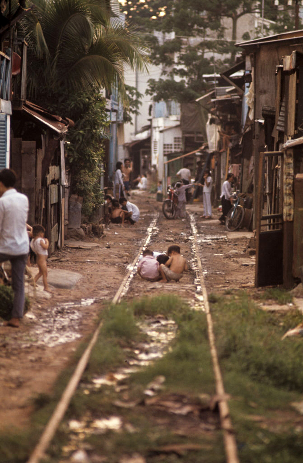 Một hình ảnh khó quên về cuộc sống trên đường tàu. Ảnh: Patrice Habans.