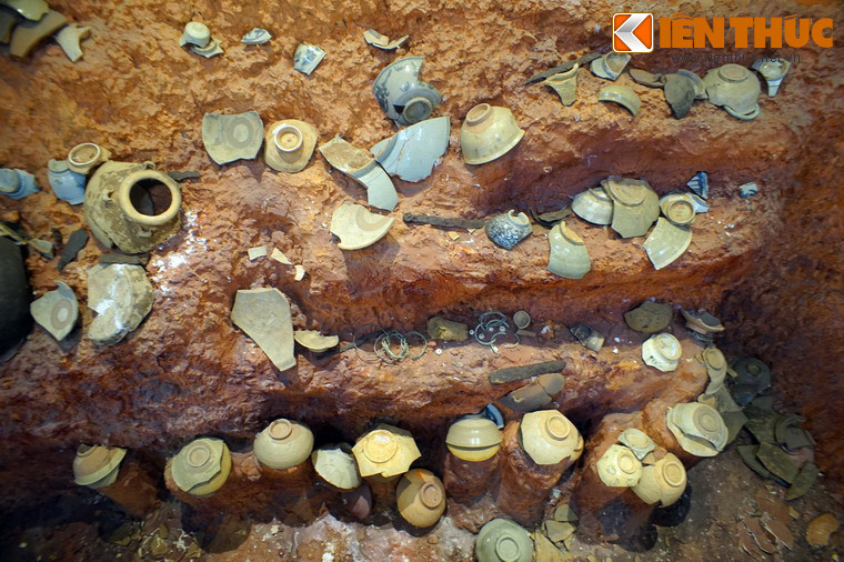 Di chỉ mộ táng Đại Làng được phát hiện và khai quật năm 983, nằm trên vùng đất giáp ranh giữa xã Lộc Tân, huyện Bảo Lâm và phường Lộc Tiến, TX Bảo Lộc, tỉnh Lâm Đồng. Ảnh: Một phần cấu trúc hiện vật khu mộ táng Đại Làng được trưng bày ở Bảo tàng Lâm Đồng.