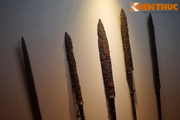 Hiện vật thu được trong mộ táng Đại Làng rất phong phú, bao gồm đồ sắt, với các loại vũ khí như kiếm, lao, liềm, xà gạt, xà bách. Ảnh: Các mũi lao sắt của chủ nhân mộ táng.