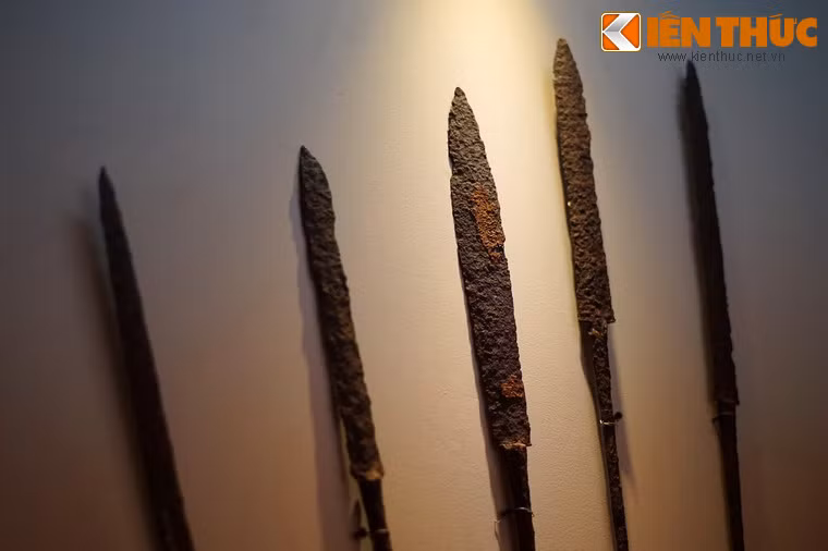 Hiện vật thu được trong mộ táng Đại Làng rất phong phú, bao gồm đồ sắt, với các loại vũ khí như kiếm, lao, liềm, xà gạt, xà bách. Ảnh: Các mũi lao sắt của chủ nhân mộ táng.