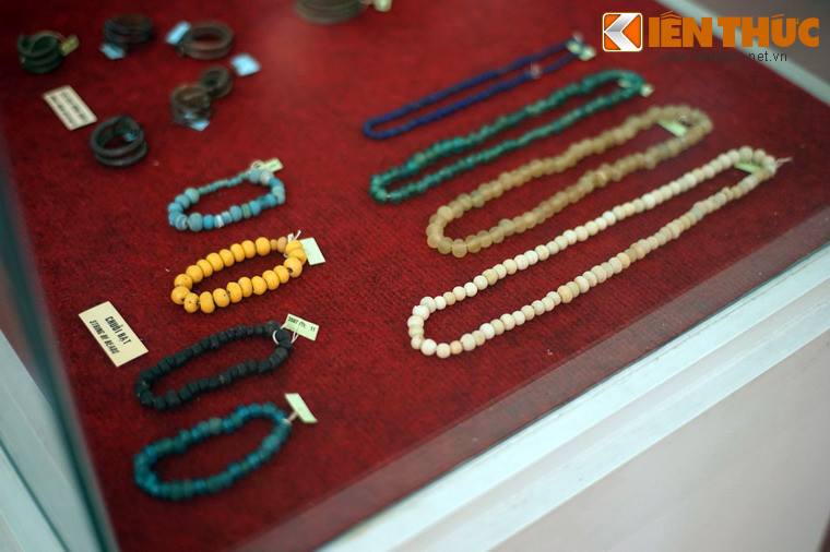 Các loại hạt cườm với nhiều loại kích thước và màu sắc khác nhau như trắng, vàng, cam, xanh.