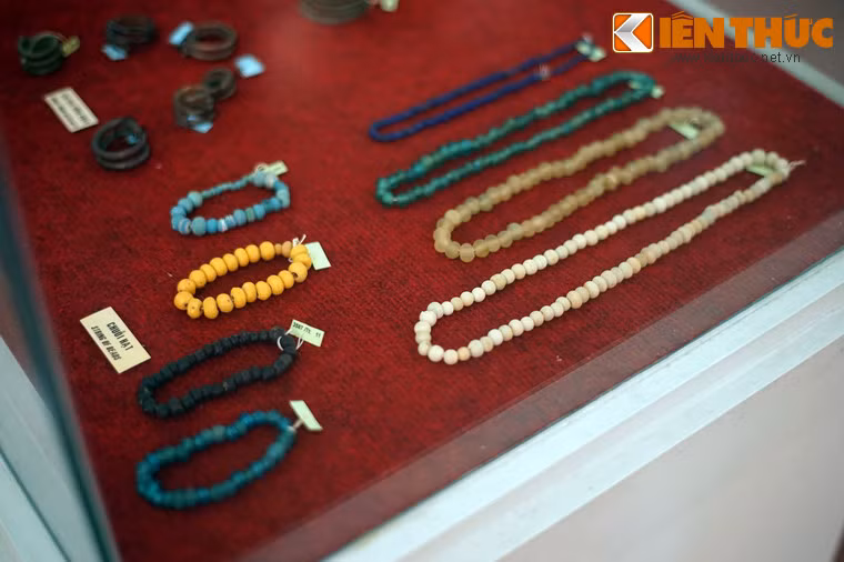 Các loại hạt cườm với nhiều loại kích thước và màu sắc khác nhau như trắng, vàng, cam, xanh.