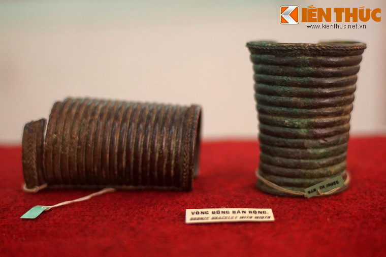 Đồ đồng gồm các hiện vật vòng, nhẫn, khuyên tai.