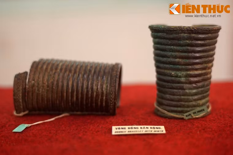 Đồ đồng gồm các hiện vật vòng, nhẫn, khuyên tai.