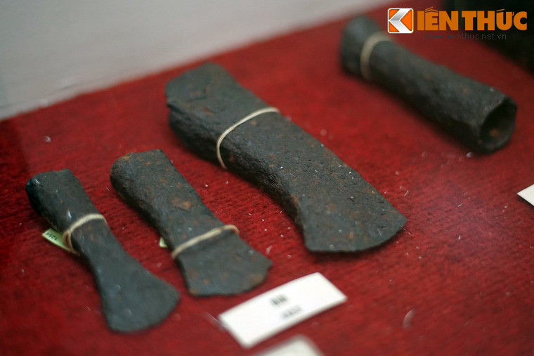 Lưỡi rìu bằng sắt ở di chỉ Đại Làng.