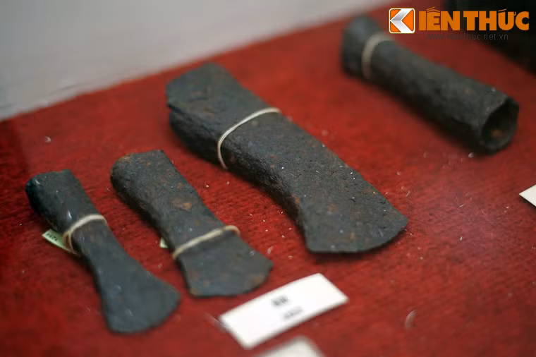 Lưỡi rìu bằng sắt ở di chỉ Đại Làng.