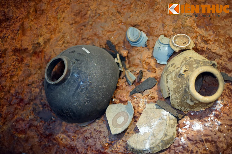 Đặc biệt là bộ sưu tập đồ sành sứ với nhiều chủng loại đến từ nhiều trung tâm gốm sứ khác nhau như Chu Đậu, Gò Sành (Việt Nam), Nam Trung Hoa, Khmer, Savalkhailock (Thái Lan), Imari (Nhật Bản).