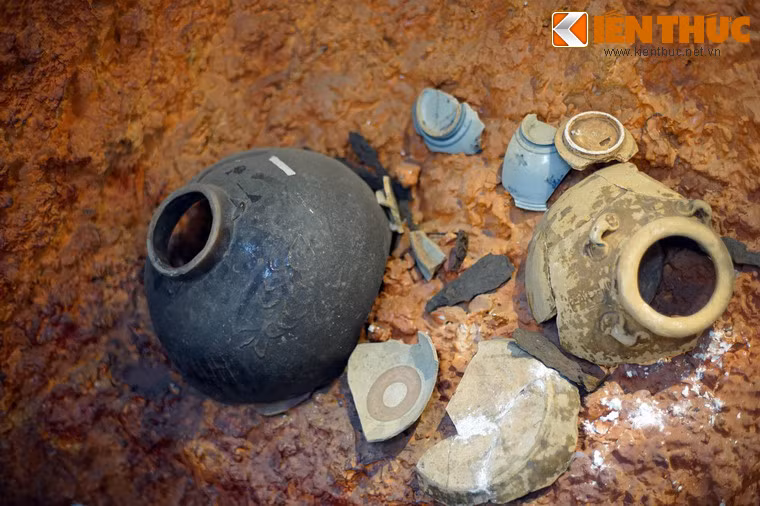 Đặc biệt là bộ sưu tập đồ sành sứ với nhiều chủng loại đến từ nhiều trung tâm gốm sứ khác nhau như Chu Đậu, Gò Sành (Việt Nam), Nam Trung Hoa, Khmer, Savalkhailock (Thái Lan), Imari (Nhật Bản).