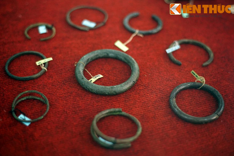 Đây là khu mộ táng lớn nhất và được phát hiện đầu tiên tại Lâm Đồng, và cũng là một trong những khu mộ táng quy mô lớn từng được phát hiện ở Tây Nguyên. Ảnh: Các loại vòng tay bằng đồng được tìm thấy ở mộ táng Đại Làng.