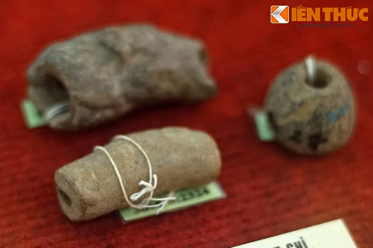 Theo các giám định, khung niên đại của di chỉ sớm nhất vào khoảng thế kỷ 11-13 và muộn nhất vào thế kỷ 16-17. Ảnh: Dọi xe chỉ bằng gốm ở di chỉ Đại Làng.