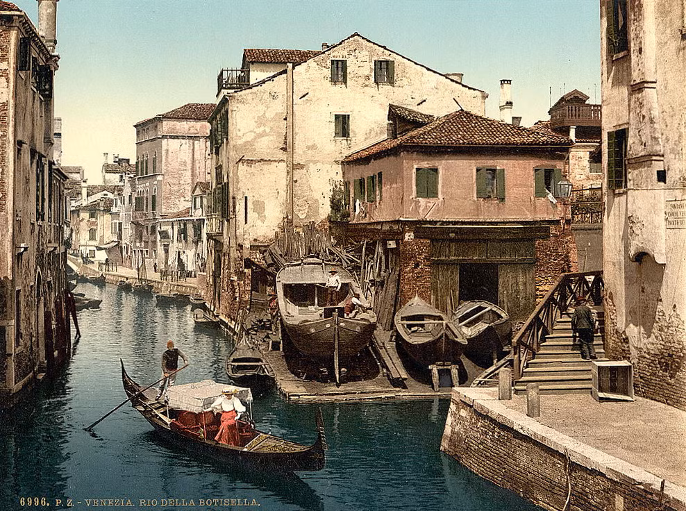 Một xưởng đóng tàu nằm bên bờ kênh Rio Della Botisella. Ảnh: Vintag.