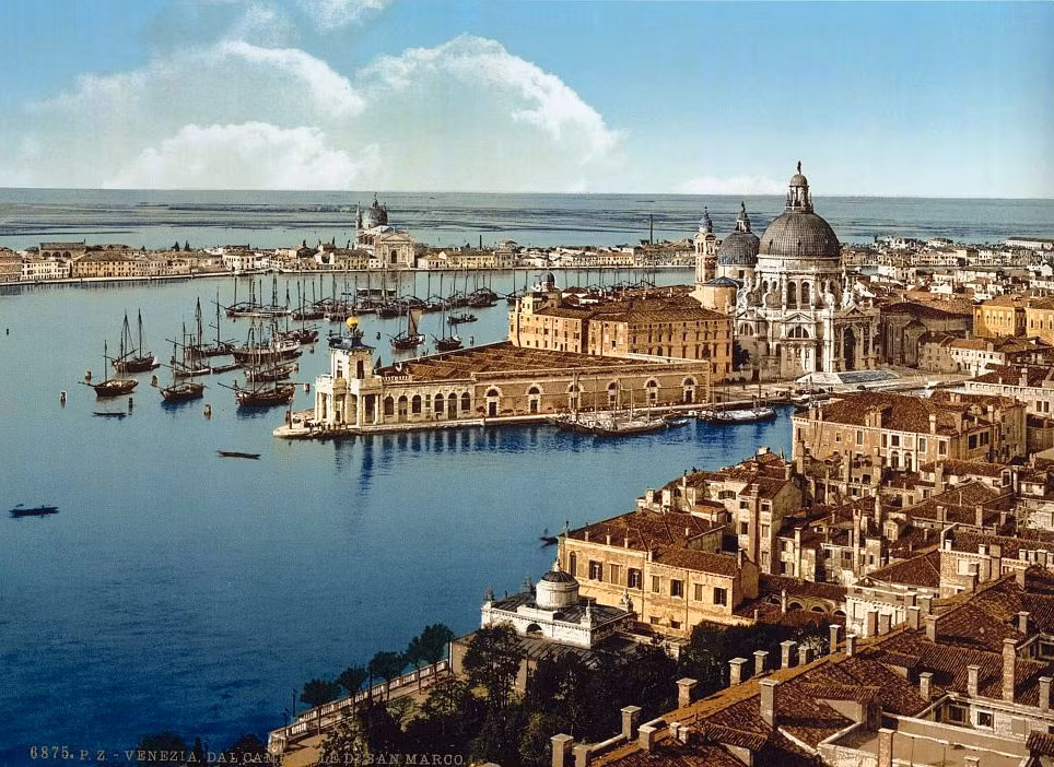 Khung cảnh nhìn từ tháp chuông Campanile của nhà thờ St. Mark. Ảnh: Vintag.