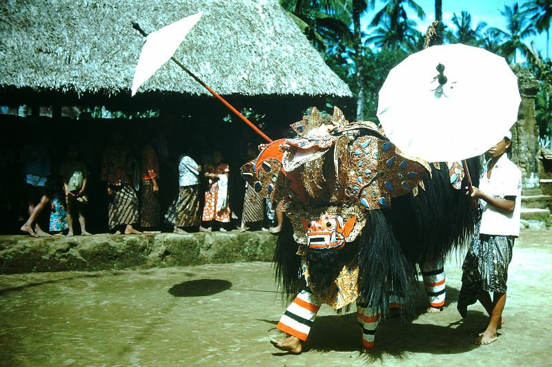 Các vũ công thực hiện điệu nhảy truyền thống Barong-Si vào dịp năm mới. Ảnh: Found Slides.