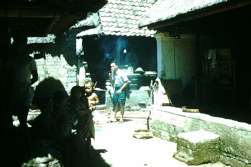 Trong sân của một khu nhà trên đảo Bali. Ảnh: Found Slides.