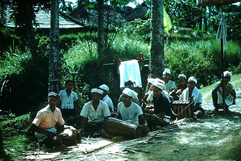 Dàn nhạc của vũ điệu Barong truyền thống. Ảnh: Found Slides.