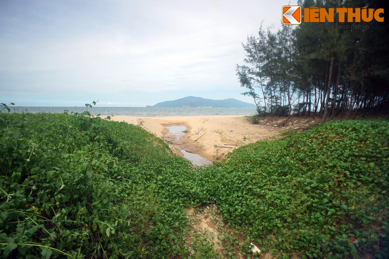 Trong suốt cuộc chiến tranh Việt Nam, bãi biển Xuân Thiều là khu vực chỉ dành riêng cho binh lính Mỹ vì đây là khu quân sự, có sân bay dã chiến và kho quân nhu của Mỹ cùng hệ thống bố phòng bảo vệ thành phố Đà Nẵng từ phía bắc.