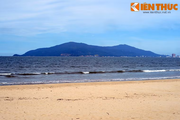 Nhìn về phía Đông là toàn cảnh bán đảo Sơn Trà sừng sững giữa biển và trời.