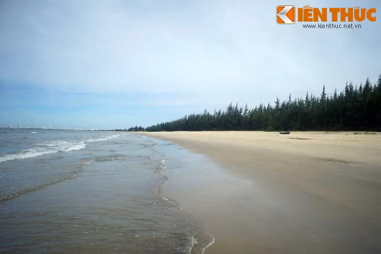 Binh lính Mỹ gọi bãi biển Xuân Thiều là “Red Beach” (tức Bãi Biển Đỏ), có lẽ là do màu sắc của biển vào thời khắc bình minh và hoàng hôn.