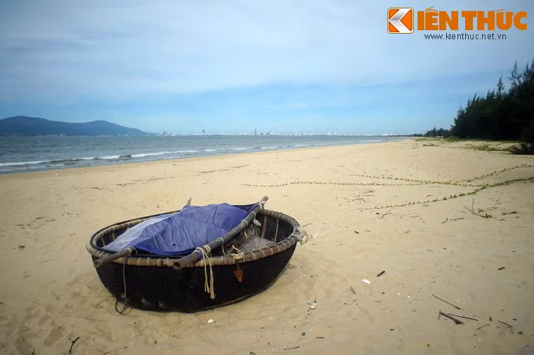 Sau khi chiến tranh kết thúc, các rào cản quanh bãi biển Xuân Thiều được dỡ bỏ. Bãi biển lại thuộc về toàn dân như thuở ban đầu.