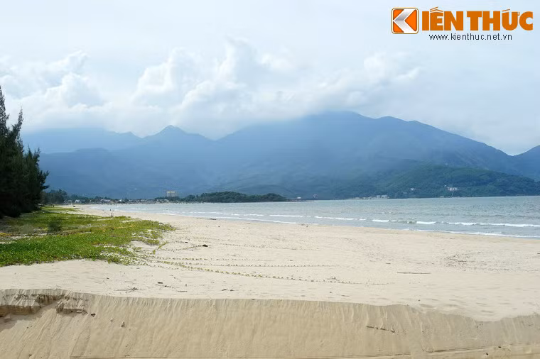 Khung cảnh ở bãi biển Xuân Thiều có phần hùng vĩ hơn so với các bãi biển khác, vì từ đây nhìn về phía Bắc, du khách có thể chiêm ngưỡng dãy núi Hải Vân trùng điệp.