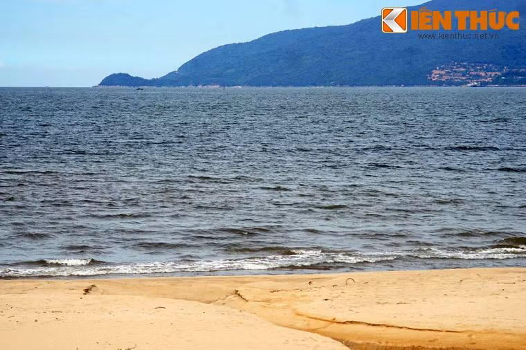 Tại bãi biển này, vào ngày 8/3/1965, lữ đoàn số 9 Thủy quân lục chiến Mỹ đã đổ bộ vào Đà Nẵng, mở đầu cho chiến lược '''Chiến tranh cục bộ” của Mỹ tại Việt Nam. Đây là lần đầu tiên quân viễn chinh Mỹ chính thức hiện diện ở Việt Nam.