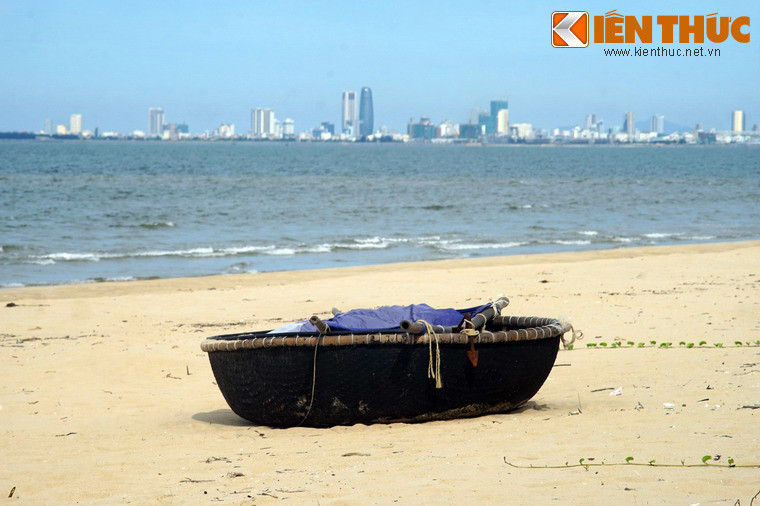 Điểm trừ của bãi biển Xuân Thiều là địa hình dốc khiến mức độ an toàn khi vui chơi ở bãi biển này có phần thấp hơn so với các bãi biển còn lại của Đà Nẵng.