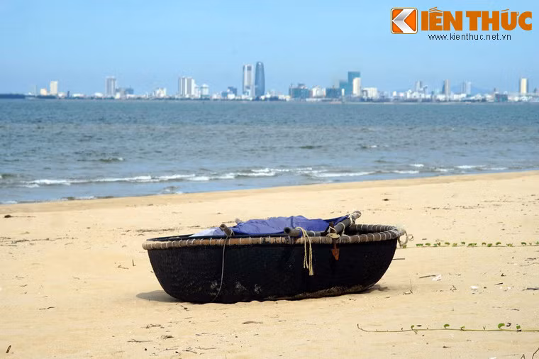 Điểm trừ của bãi biển Xuân Thiều là địa hình dốc khiến mức độ an toàn khi vui chơi ở bãi biển này có phần thấp hơn so với các bãi biển còn lại của Đà Nẵng.