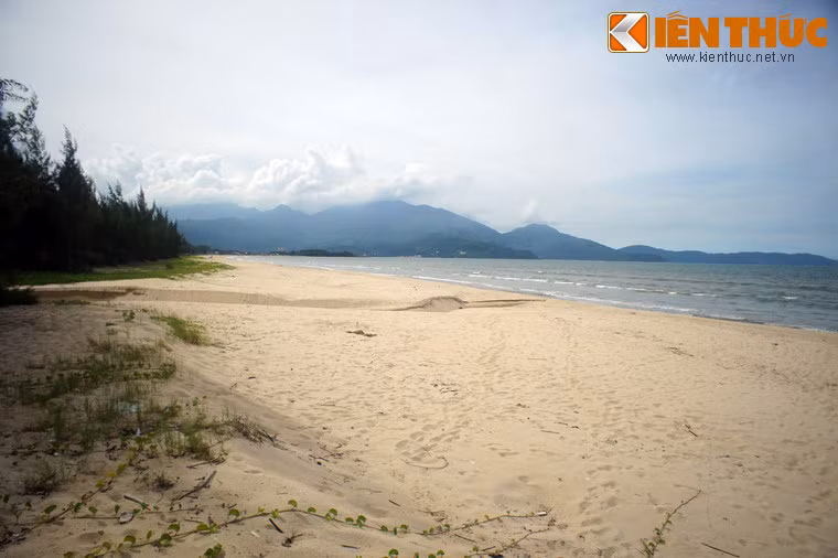 Đến năm 1992, bãi biển Xuân Thiều trở thành một phần của Khu du lịch Xuân Thiều với một hệ thống các dịch vụ lưu trú, nghỉ dưỡng, vui chơi, giải trí nhằm phục vụ du khách xa gần.