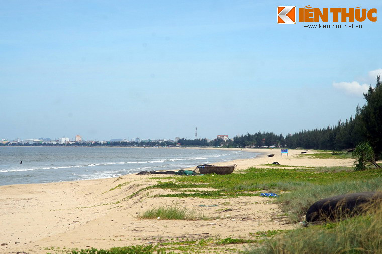 Nằm ở phía Tây đường Nguyễn Tất Thành, thuộc địa phận quận Liên Chiểu, thành phố Đà Nẵng, bãi biển Xuân Thiều là địa danh gắn liền với một sự kiện lịch sử quan trọng của cuộc chiến tranh Việt Nam.