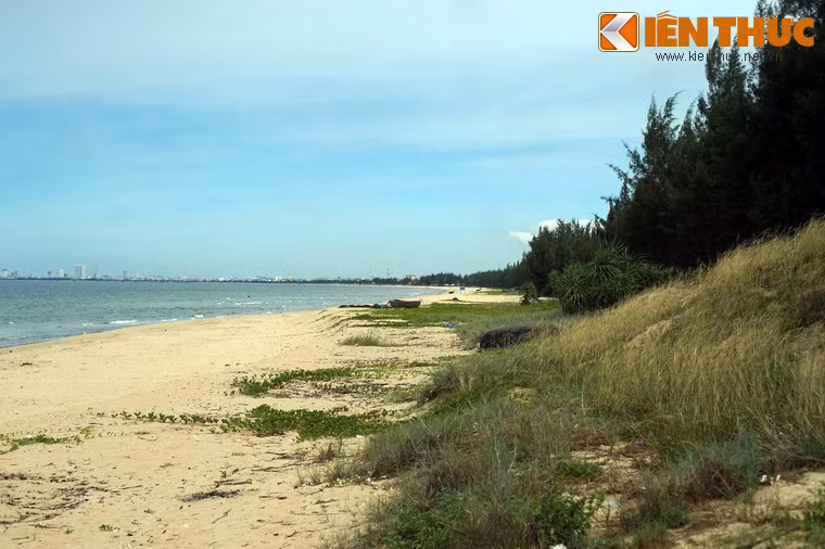 Cho đến nay, so với các bãi biển ở phía Đông Đà Nẵng như bãi biển Mỹ Khê, Non Nước, bãi biển Xuân Thiều vẫn còn khá hoang sơ và không được nhiều du khách biết đến.