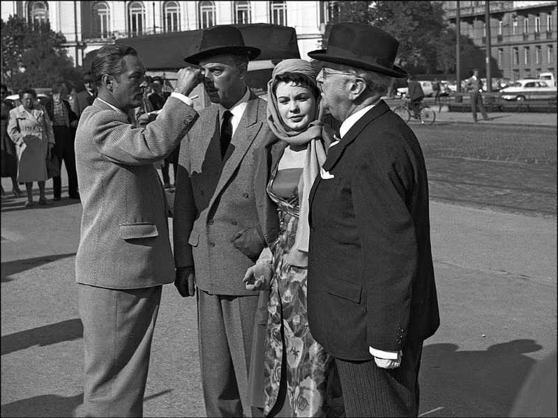 Đạo diễn nổi tiếng người Áo Willi Forst (1903-1980) trên trường quay bộ phim "Vienna, thành phố trong giấc mơ của tôi", 1957. Ảnh: Hedwig Schönberger.