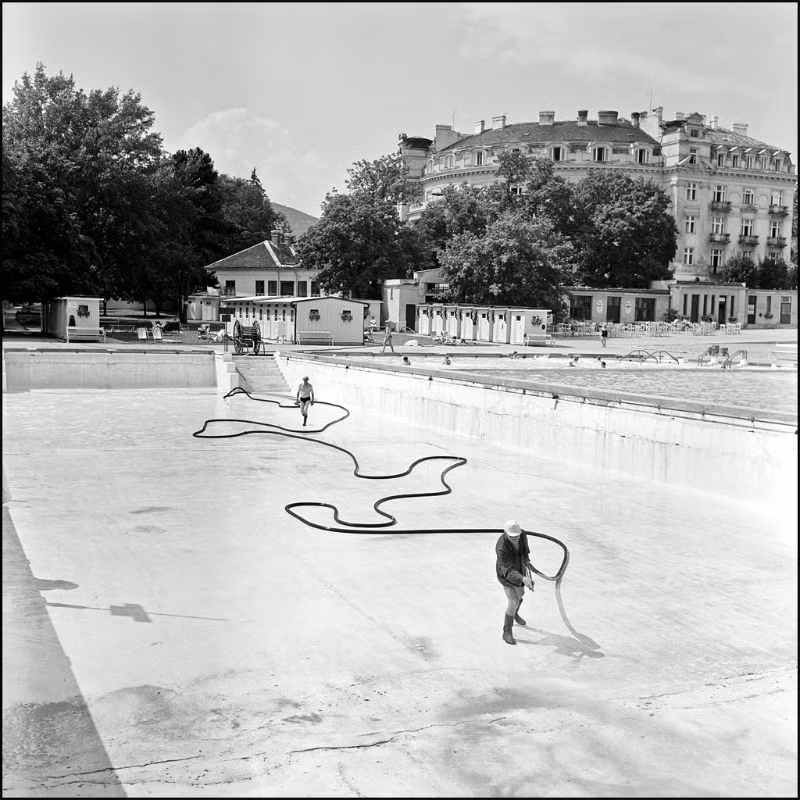 Làm vệ sinh hồ bơi của thành phố, 1958. Ảnh: Hedwig Schönberger.